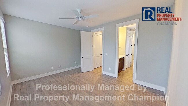 Building Photo - Bright & Open End Unit Townhome