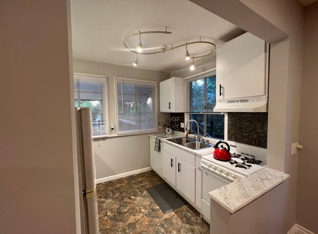 Kitchen, Includes Dishwasher - 11022 Leolang Ave