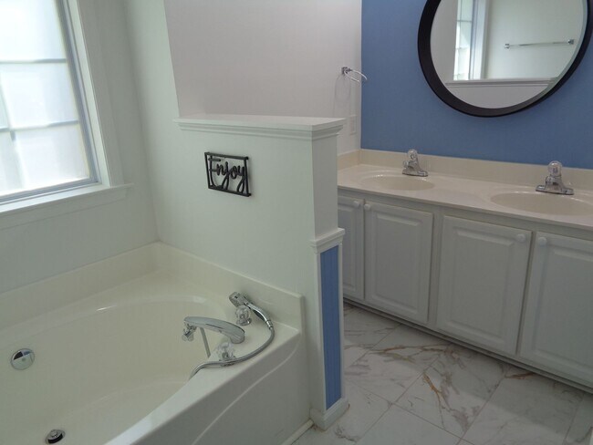 Building Photo - House For Rent in NW Greensboro!