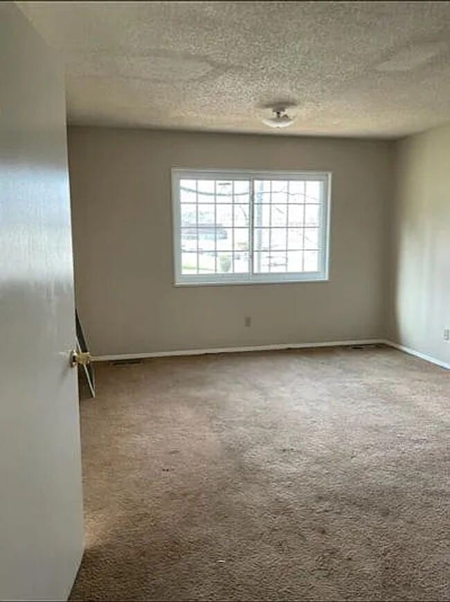 Building Photo - Knoxville 37930 - 3 bedroom, 1 bath home - Contact Howard Grower (865) 705-0969