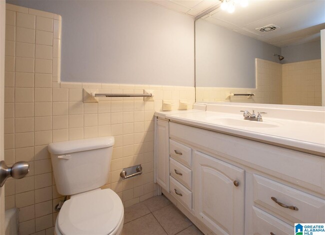 Building Photo - 2850 Brooklane Dr