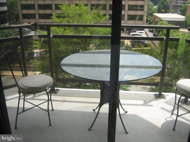 Building Photo - 1530 Key Blvd