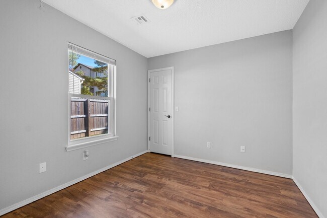 Building Photo - Great Location - 3/2 close to Downtown Bentonville!