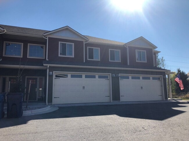 Building Photo - End Unit 3 Bedroom 2 Bathroom Condo