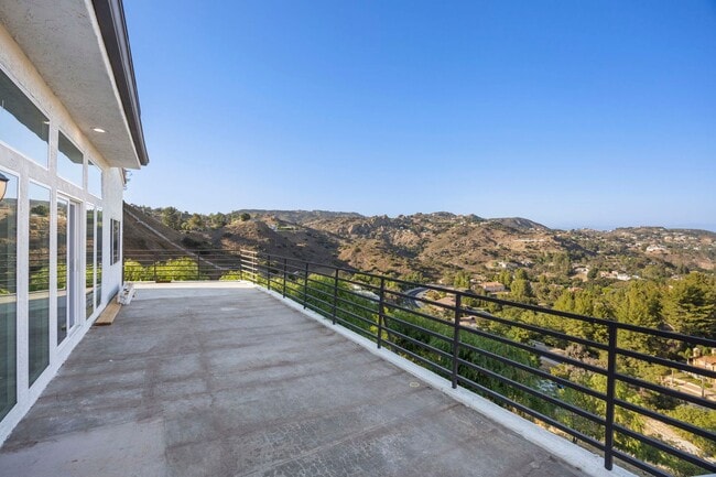 Building Photo - Modern Elegance Meets Scenic Privacy in Be...