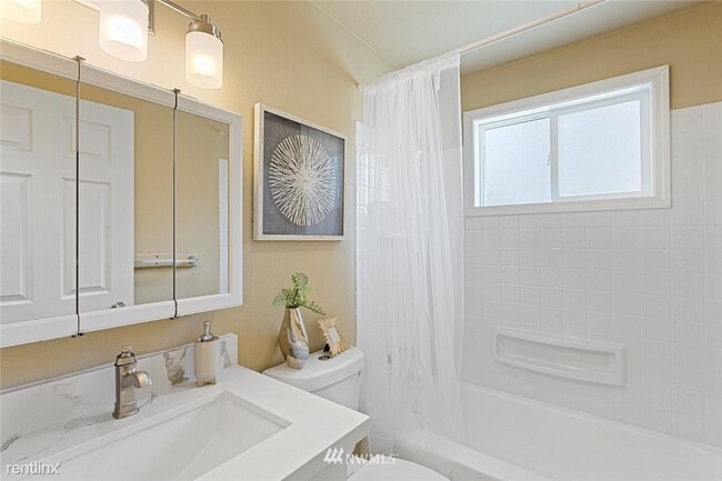 Building Photo - 3 br, 1 bath Duplex - 9914 112th Street So...