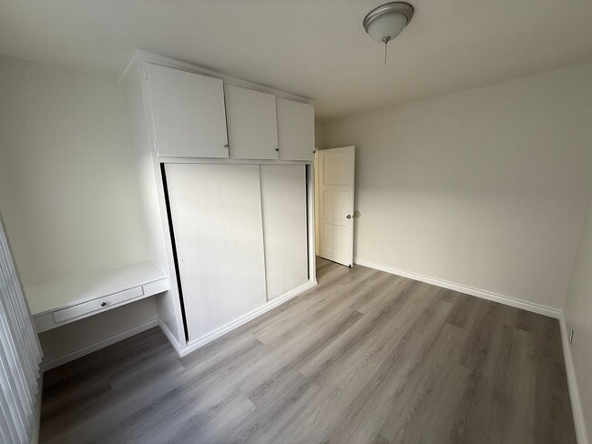 Building Photo - Beautiful 2 Bedroom Belmont Shore Apartment for Rent - Garage Parking Included!