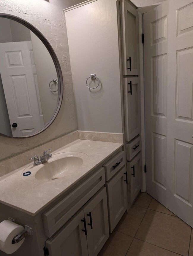 Building Photo - 2 Bed / 1 Bath Condo Near TXST & Downtown Square – W/D Included!