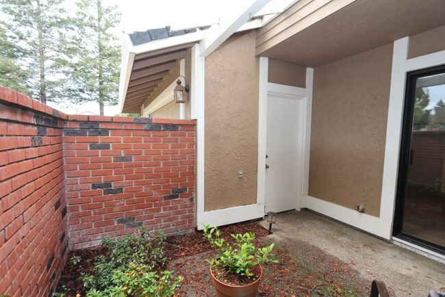 Building Photo - Beautiful corner halfplex available now for rent!