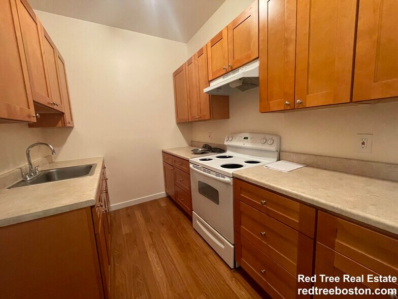 Building Photo - 504 Beacon St
