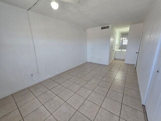 Building Photo - 1305 W 53rd St