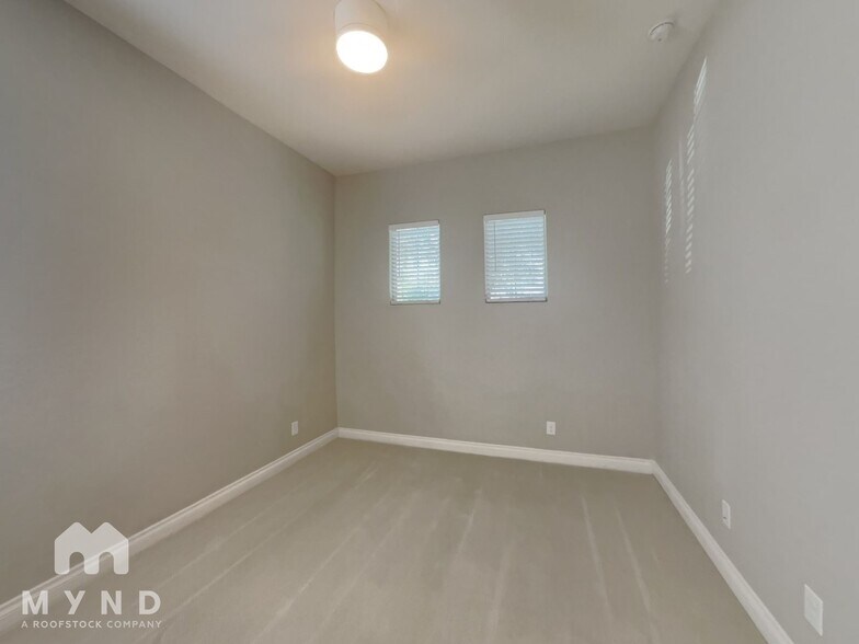 Building Photo - 3690 E Alfalfa Dr