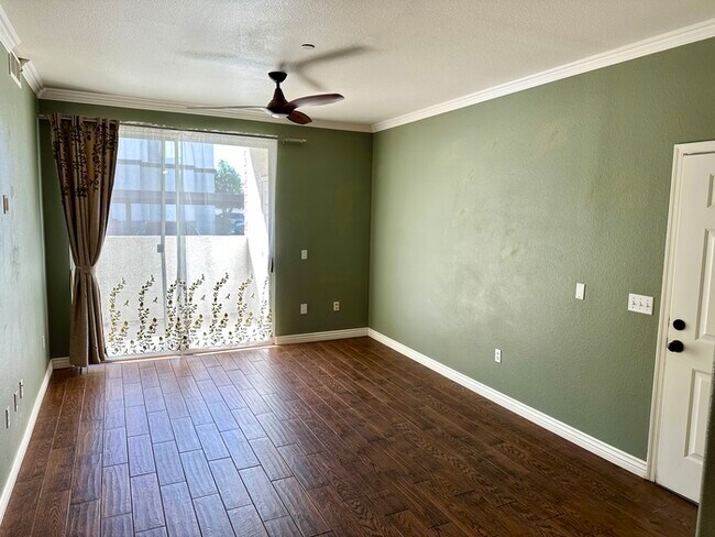 Building Photo - Fantastic Brick Commons condo in ideal loc...