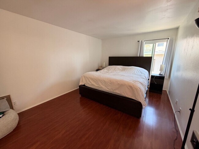Building Photo - Spacious Westside 2 Bedroom with Balcony, Upgraded Bathrooms & 2 Gated Parking Spaces
