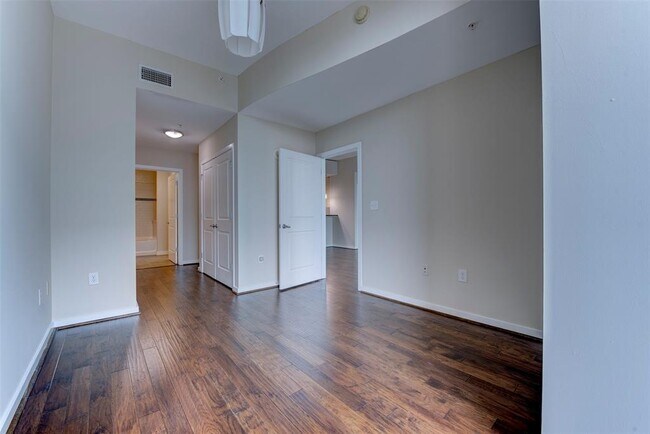 Building Photo - 5925 Almeda Rd
