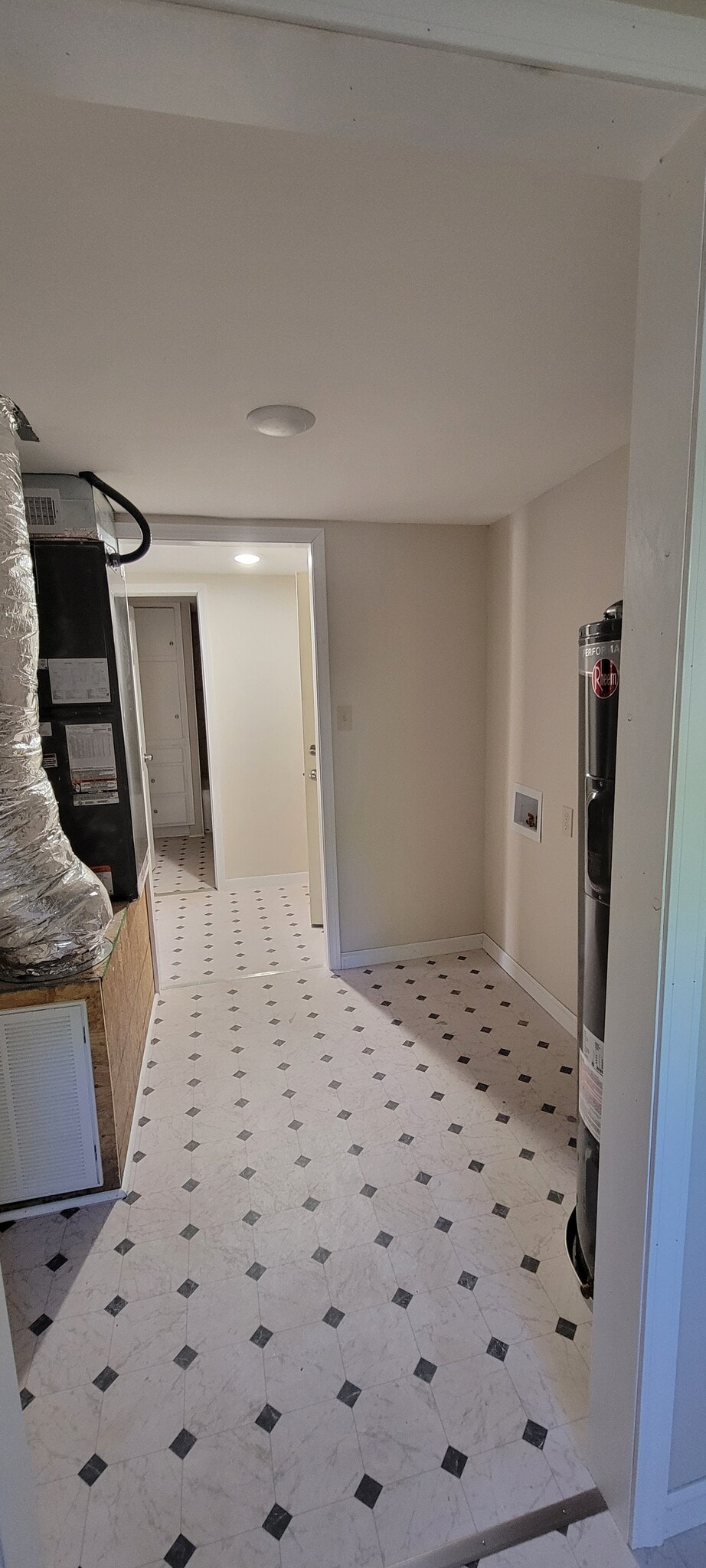 Utility Room w/W-D Hookups - 1914 S S St