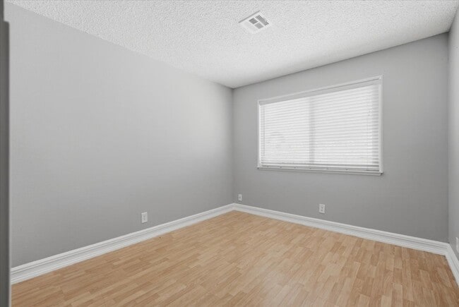 Building Photo - 5389 Kalmia Dr