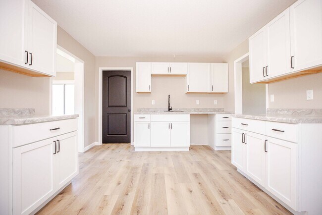 Building Photo - Beautifully remodeled three bedroom home a...