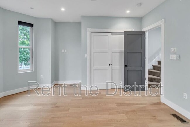 Building Photo - 1239 Kenyon St NW