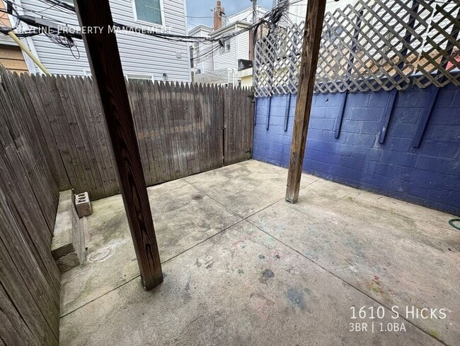 Building Photo - 1610 S Hicks-