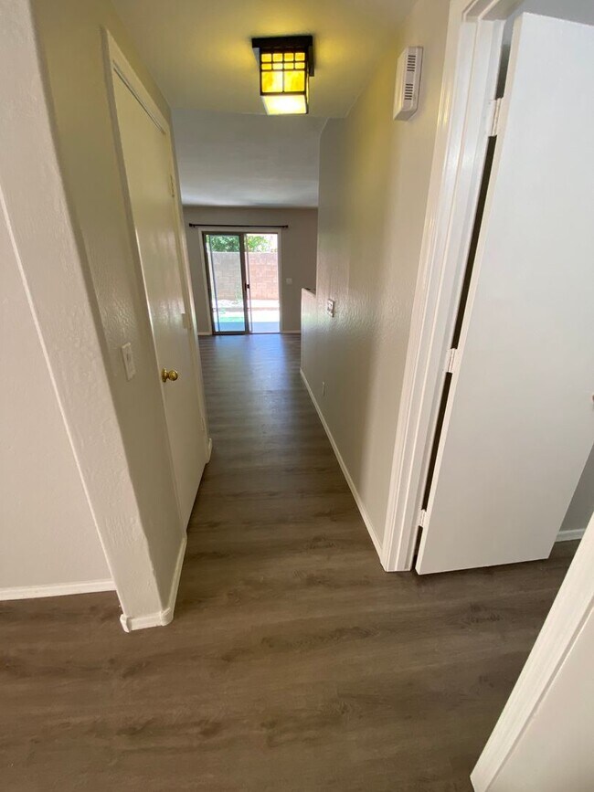 Building Photo - 4 Bedroom, 3 bath, two story with loft in ...