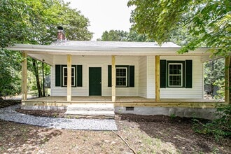 Building Photo - Convenient to Brevard & Hendersonville