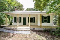 Building Photo - Convenient to Brevard & Hendersonville