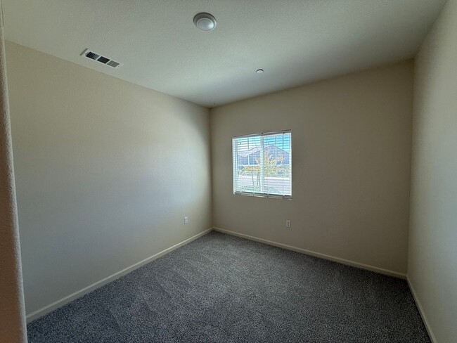 Building Photo - Single story home in with large backyard!