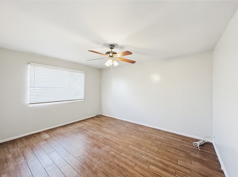 Building Photo - 2711 E Glenrosa Ave