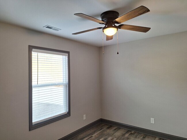 Building Photo - NEW DUPLEX Conveniently located to 40 West