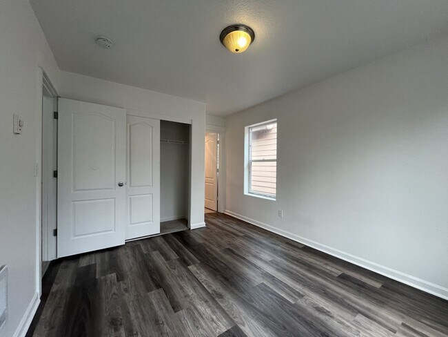 Building Photo - Bright End-Unit Townhouse with a Loft & Covered Patio