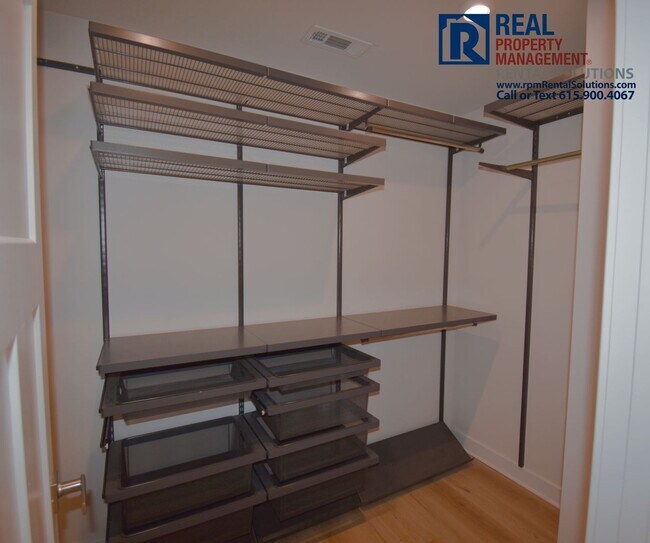 Building Photo - Luxury 4 bd 3.5 bath with office, bonus ro...