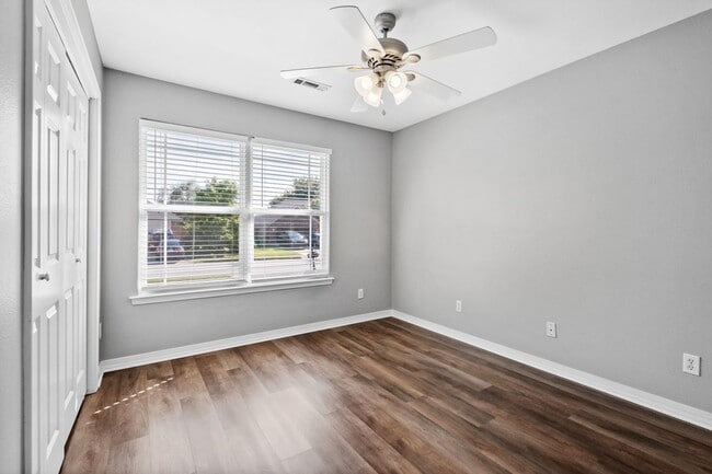 Building Photo - Beautiful Spacious Home w/ Community Clubhouse and Pool!