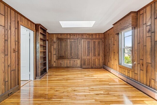 Building Photo - 68 Elm St