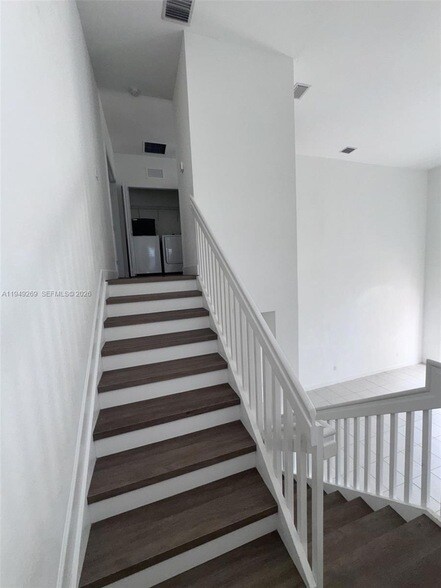 Building Photo - 157 NE 27th Terrace