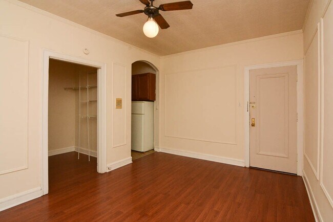 Building Photo - 2832 N Burling St