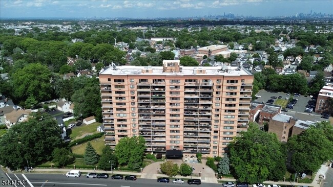 Building Photo - 60 Parkway Dr