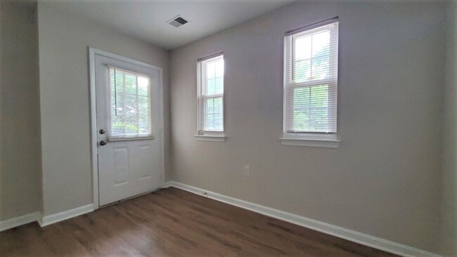 Building Photo - Beautifully Renovated 2 Bedroom, 2 Full Ba...