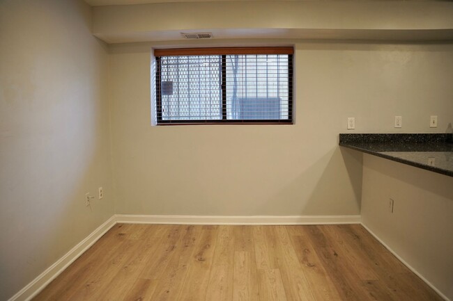 Building Photo - Lavish Lower Level 1 BR/ 1 BA Condo in Col...