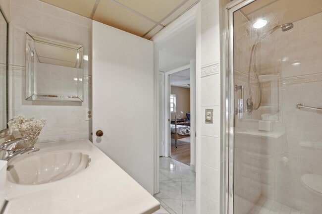 Building Photo - 441 Burgundy N
