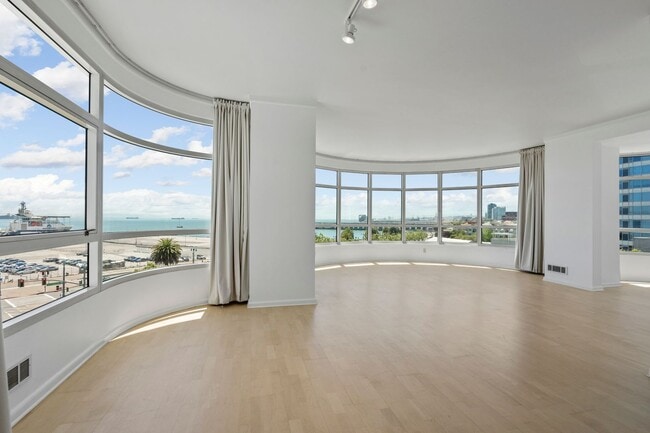 Building Photo - Light Filled 2 Bed, 2 Bath South Beach Por...