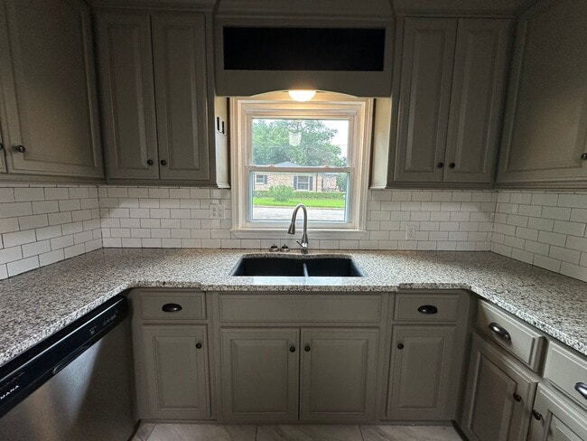 Building Photo - 2521 Sunnybrook Dr