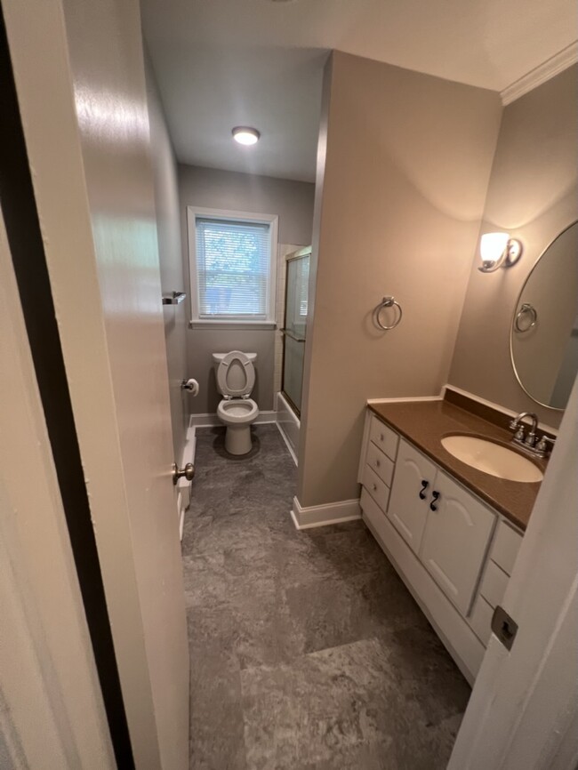 Bathroom - 1814 Glenoaks Dr