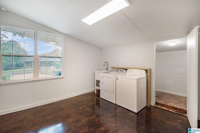 Building Photo - 545 Edgecrest Cir