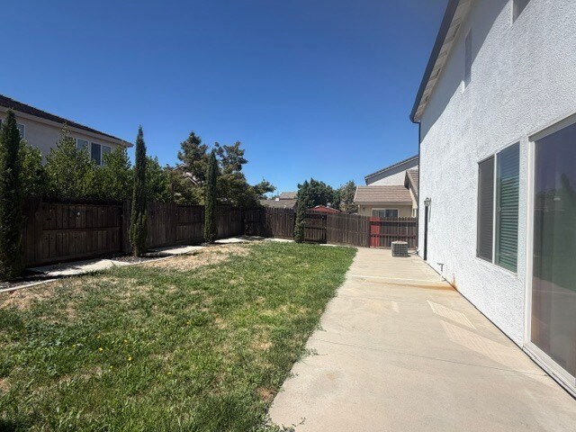 Building Photo - Gorgeous 3 Bedroom 2.5 Bathroom Plus Loft