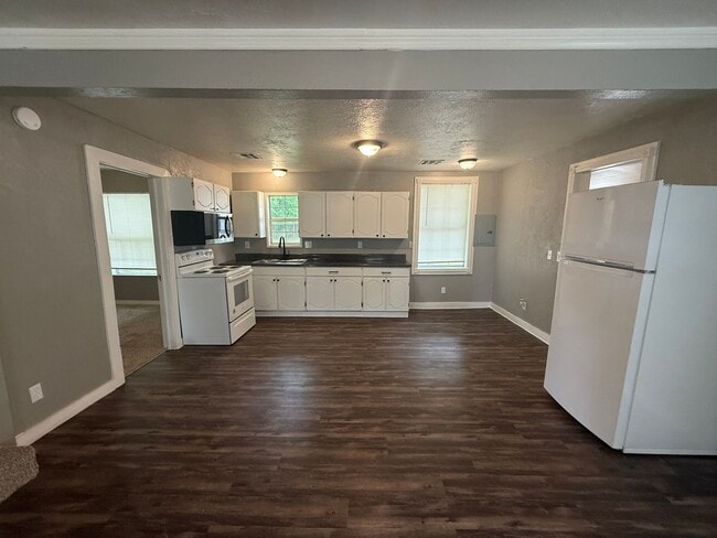 Building Photo - Cutest 2-bedroom cottage with a loft! Huge shady backyard for all things outdoor! All Brand new a...