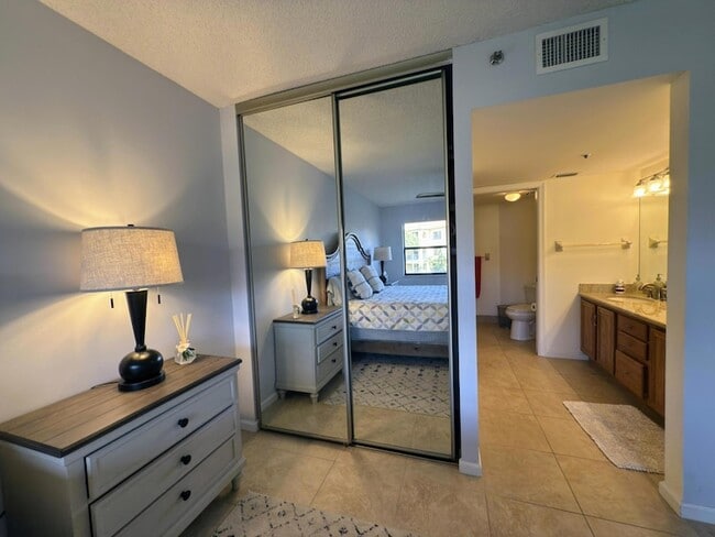 Building Photo - 700 Uno Lago Dr