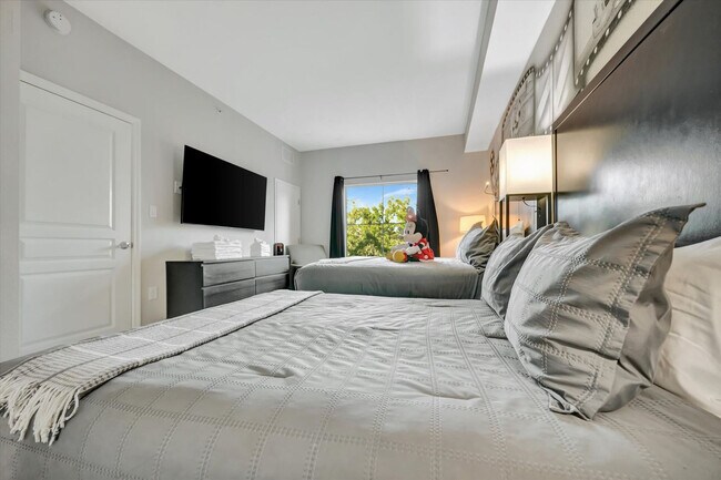 Building Photo - 8303 Palm Pkwy