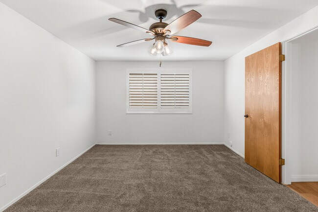 Building Photo - 221 Rossmore Dr