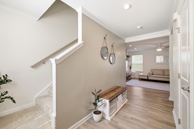 Building Photo - 4435 Sunset Dr